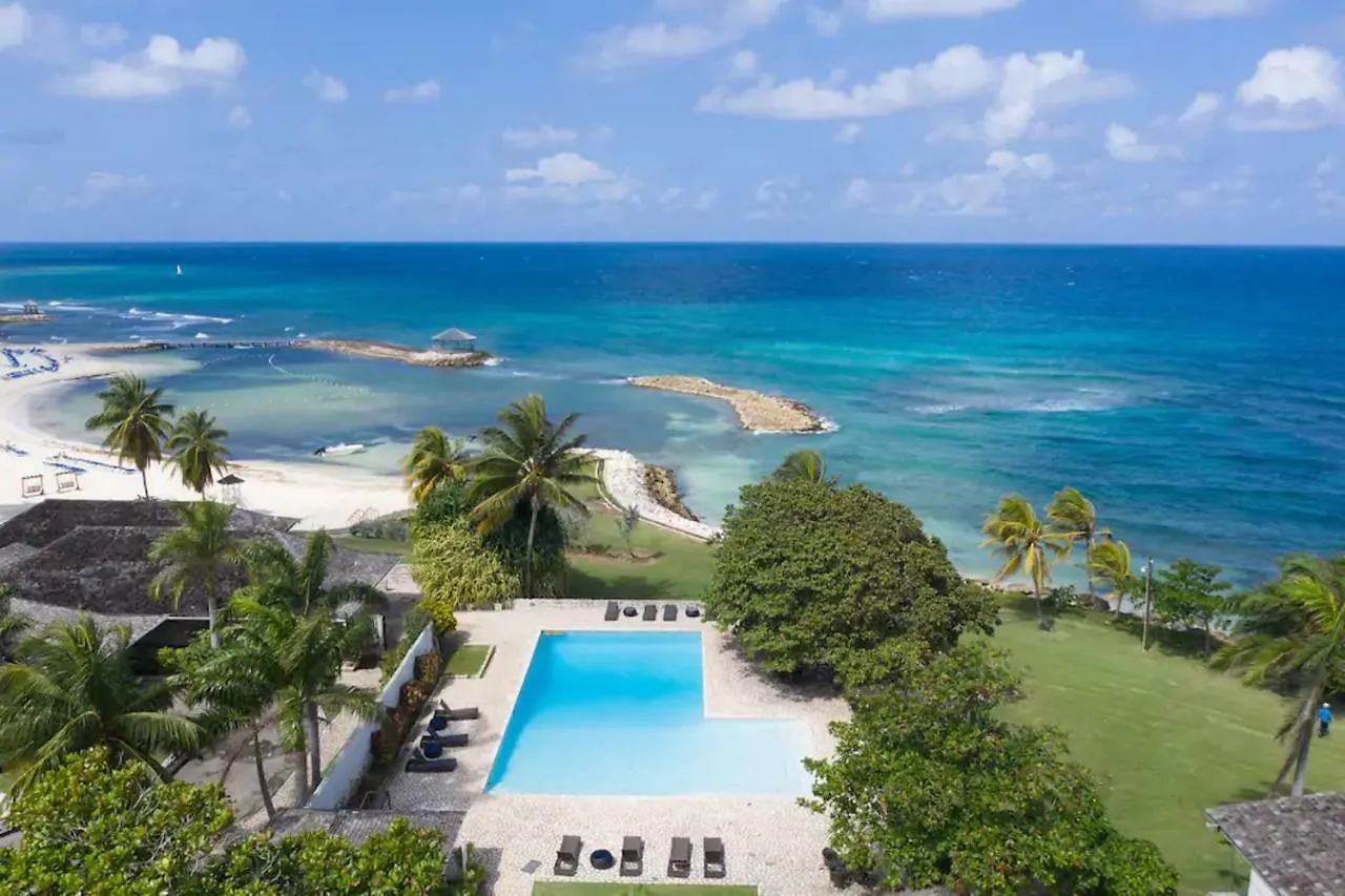 Magnificent 5-Bedroom Estate Villa, Sleeps 12 Montego Bay Villa