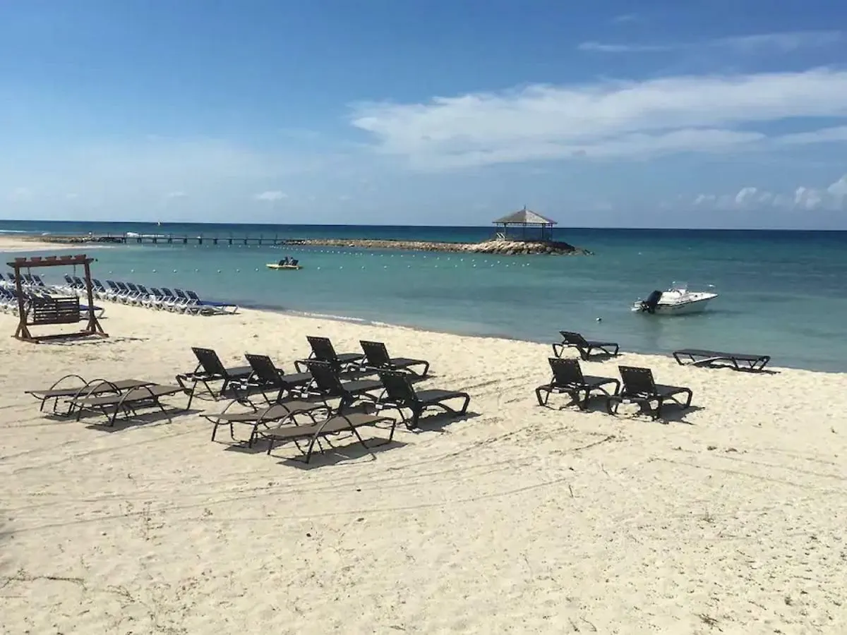 Villa Magnificent 5-Bedroom Estate Villa, Sleeps 12 Montego Bay