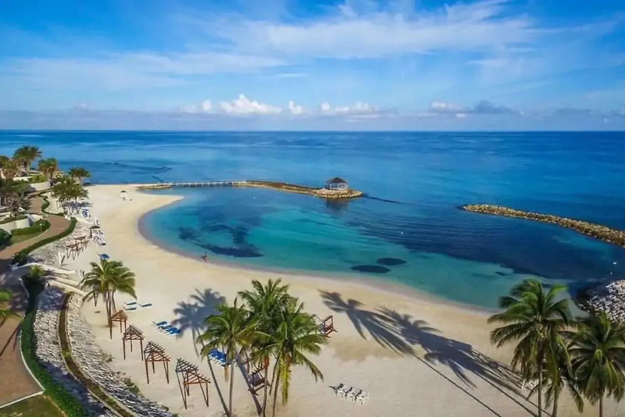 Magnificent 5-Bedroom Estate Villa, Sleeps 12 Montego Bay