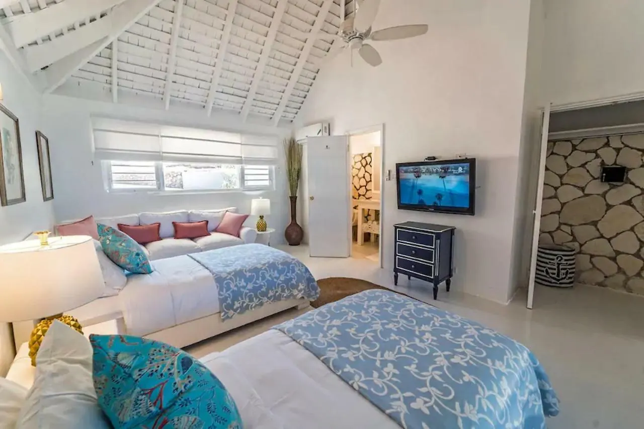 Magnificent 5-Bedroom Estate Villa, Sleeps 12 Montego Bay Jamaica